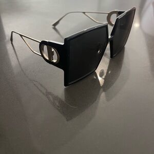 Dior 30Montaigne sunglasses black lens gold hardware